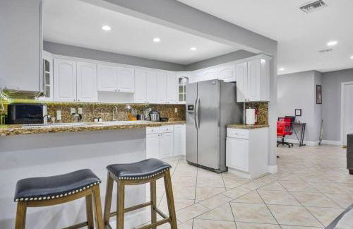 Escape GameRoom, BAR, BBQ, Spacious,KING Bed, All Luxury mattresses, Near Beach, 6 blocks away from Bars, Nite Clubs, Res, Shops - Photo 30