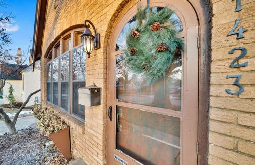 Romantic escape, hot tub, fireplace, massage room! - Foto 47