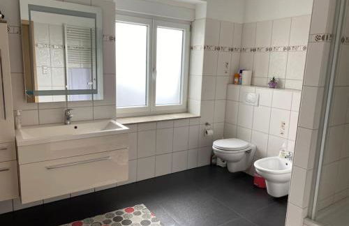 Preiswertes stilvolles Zimmer im privaten Haus mit großem schönem modernem Gemeinschaft Badenzimmer - Foto 68