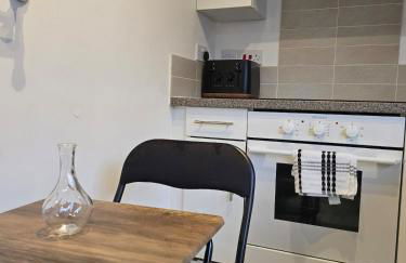 Canalside 1 bed flat - Foto 9