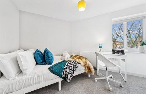 Modern & Cozy Private Double Room - Shared House by AltoLuxo Short Lets & Serviced Accommodation with Free WiFi & Parking - Foto 18