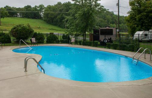 Pool and Riverfront! Couples Retreat in Smoky Mtns - Foto 2