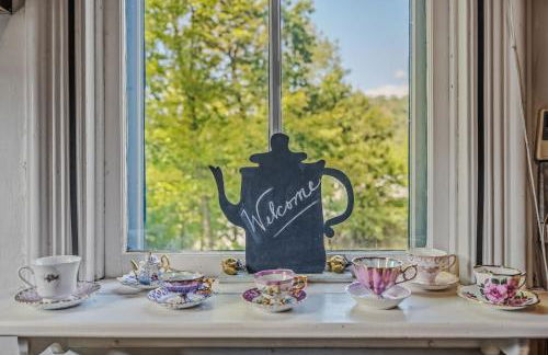 The Manor - Historic Mansion, Wifi, Covered Porch, Screen Porch, King Bed, Walk to Spas, Shops & Restaurants - Foto 76