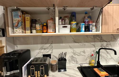 Lovely 3 bed with jacuzzi, close to airport, driveway, wifi - Foto 37