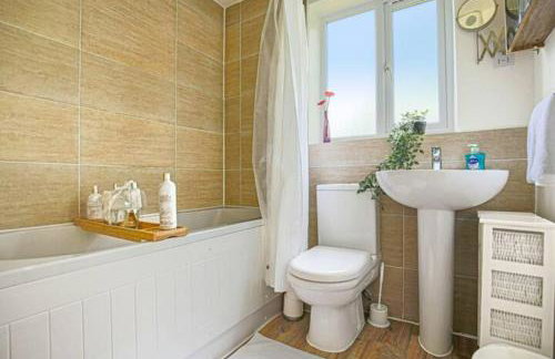 Lowndes House - Close to City Centre - Garden, Free Parking and Smart TV by Yoko Property - Foto 15