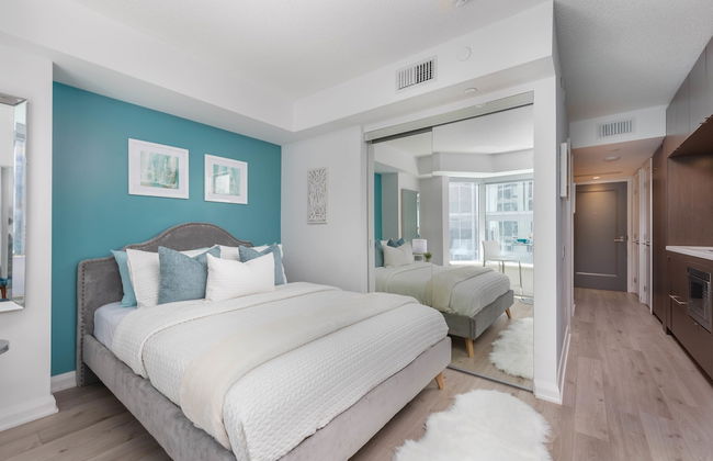 QuickStay Yorkville Condo - Yonge & Bloor - Photo 3