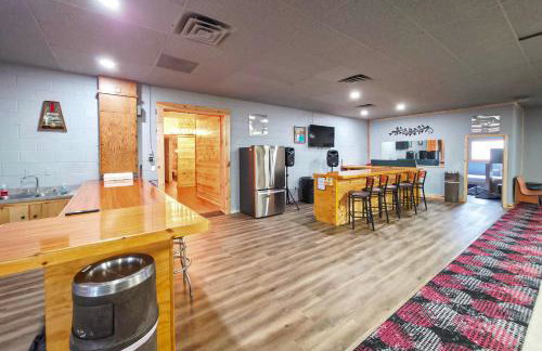 Bowling Alley! Expansive Group Getaway in Lewiston - Foto 21