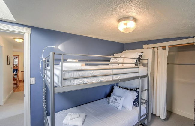 Pet Friendly 1900 Classic 3 Bedroom Value - Photo 5