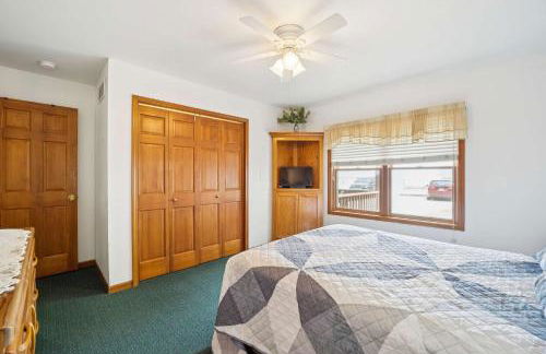 Spacious 4BR Lakefront Cottage - Perfect for Groups - Foto 26