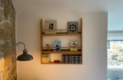 The Old Gallery - Charming Coastal Escape For Two - Photo 4