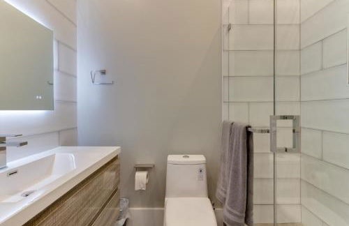 Modern 5 Bedroom Masterpiece With Rooftop Deck - Photo 35