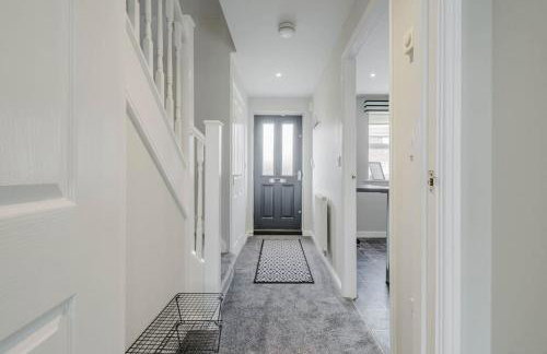 Charming House with Free Parking - Photo 49