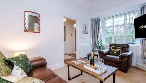 Spacious 3 Bed Home in Great Location by 53 Degrees Property - Ideal for Business with Parking - Foto 3