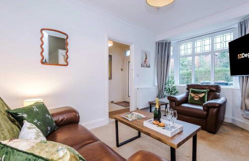 Spacious 3 Bed Home in Great Location by 53 Degrees Property - Ideal for Business with Parking - Foto 3