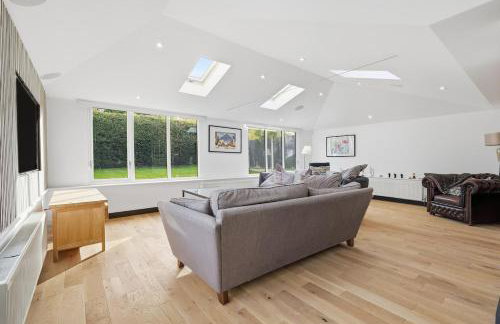 Four Bed House by Brookland Stays Serviced Accommodation Short Lets Brentwood with Free WiFi - Foto 22