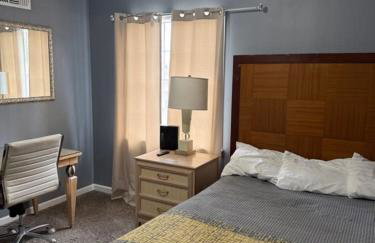 Stylish Remodeled 23 Large beds Near Elvis Presley - Foto 46