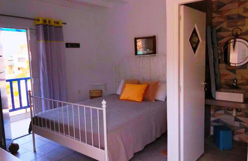 Salty Kisses and Sandy Toes, Seafront Syrmata Houses Authentic Milos Stay - Foto 7