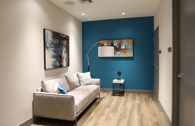 King Bed Full Service Apt - Photo 8