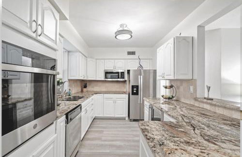 Villa Oasis 3 Miles to Hard Rock Stadium & Casino, Guitar Hotel Nearby, Pool, Game Room, Sleeps 12, 15 Min to Beach - Foto 8