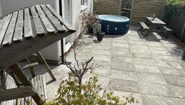 Large New Studio Apartment and Hot Tub - Private Hideaway in the Brecon Beacons - Foto 2, Garden, Garden view