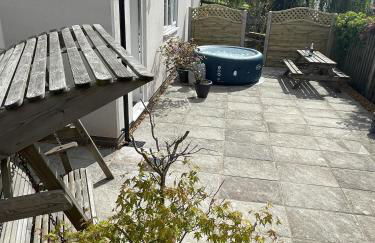 Large New Studio Apartment and Hot Tub - Private Hideaway in the Brecon Beacons - Photo 2