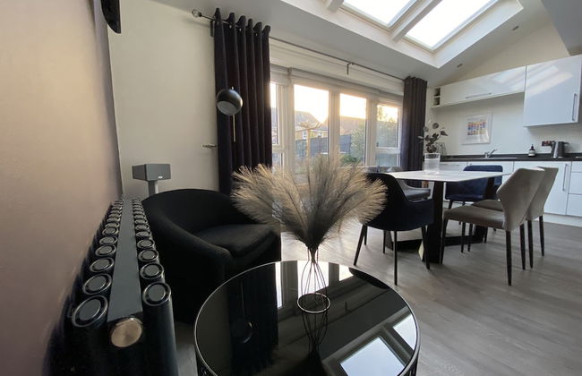 Stunning 4 Bed House With Cinema Room & Parking - Foto 23