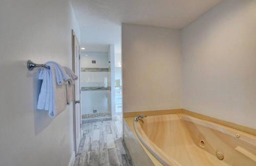 5 BR Mansion with Pool and non-heated Jacuzzi Games in Boynton Beach - Photo 54