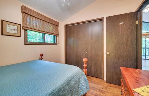 Charming Hedgesville Retreat with Deck and Fireplace! - Foto 13