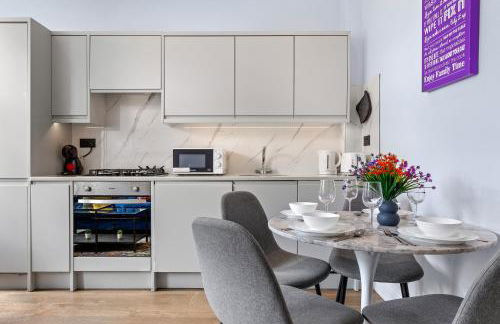 Westminster 2 Bedroom apartment with AC sleeps 5 - Photo 18