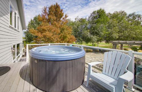 Steps to Beach: Home w/ Hot Tub in Oak Harbor! - Foto 3