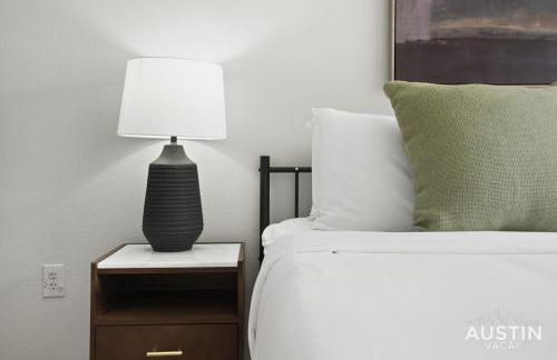 King Beds and Memory Foam Sleeper in Vibrant ATX Apt - Foto 16