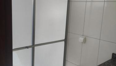 Casa com ar no quarto garagem espaço que cabe uma camionete cozinha completa - Foto 4