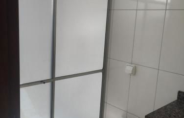 Casa com ar no quarto garagem espaço que cabe uma camionete cozinha completa - Foto 4