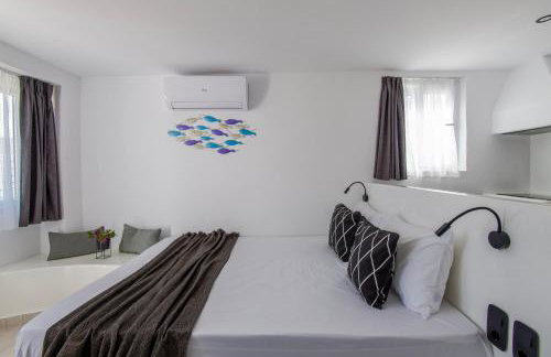 Irini's B & W house with jacuzzi - Photo 17