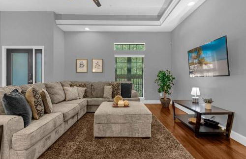 Vibrant 4BR Family Townhome 1 mile from Disney World and Disney Springs - Photo 24