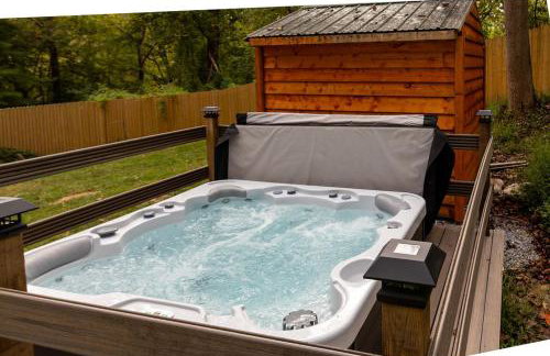 Quiet Cottage In The Woods, with Hot Tub! - Foto 16