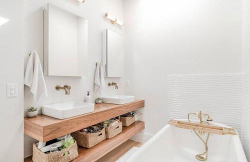 Charming Victorian Oasis with an Elegant and Spacious Haven - Foto 26