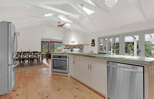 Stylish 3BR Retreat Close to Coast & Wineries - Foto 14