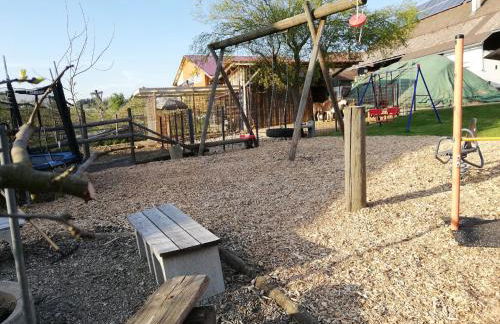 FERIENHOF KATZENMAIER, Bauernhof- und Familienurlaub am BODENSEE, großzügig wohnen, MESSENAH und teils BARRIEREFREI, Spielangebot für drinnen und draußen, Parkplatz am Haus, gute ÖPNV-Anbindung - Foto 55