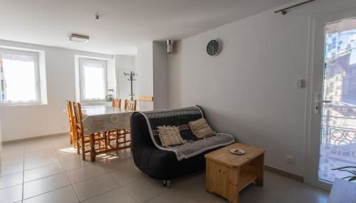 Le bélier 2nd étage avec balcon au centre ville d'Embrun climatisé - Photo 5