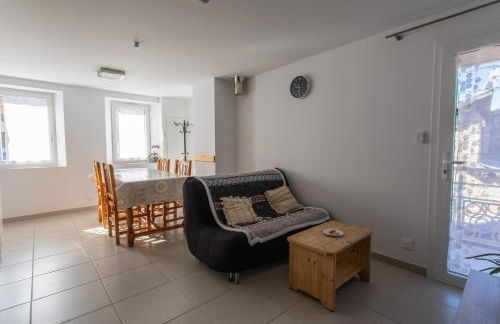 Le bélier 2nd étage avec balcon au centre ville d'Embrun climatisé - Photo 5