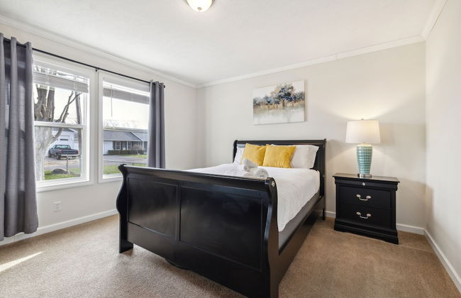 Sunsets & Serenity: Port Clinton Waterfront Stay 3 Bedroom Home - Photo 8