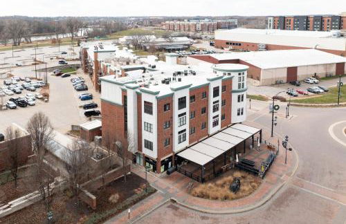 Iowa River Landing steps to Xtream Arena & Coralville Convention Center - Foto 38