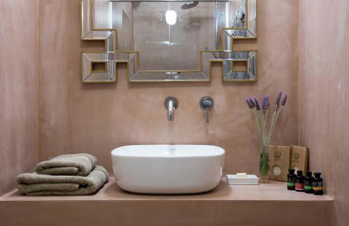 Avra Private Suites - Photo 40