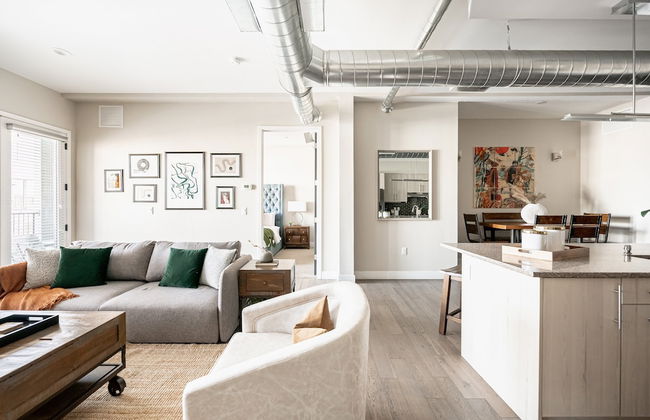 Bright & Breezy | RiNo Art Lofts - Foto 12