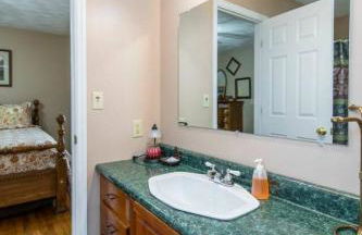 Carries Cottage- Hot Tub, Firepit, Covered Deck - Foto 25