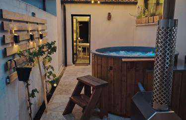 Suite romantique avec jacuzzi privatif - Photo 1