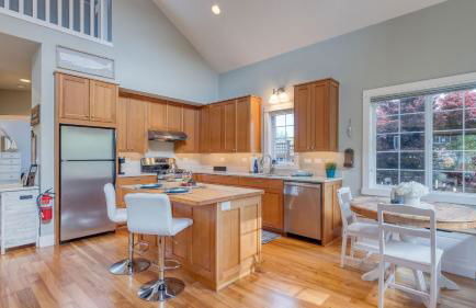 Sunny Backyard Fireplace Coastal Access in Peaceful Neighborhood Near Shopping - Photo 2