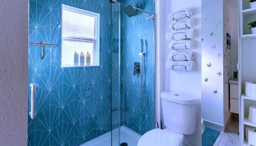 CasaViva Vista - Top-Floor 2BR with Private Porch, City Views & Sunset, Walk to Hillcrest, Near Zoo & Beaches, San Diego - Foto 3, towels, Shower