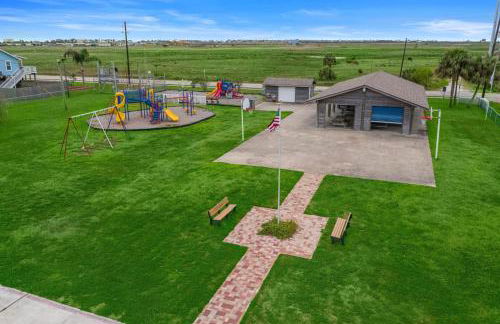 Stylish Home with game room, deck, and canal access - Foto 55